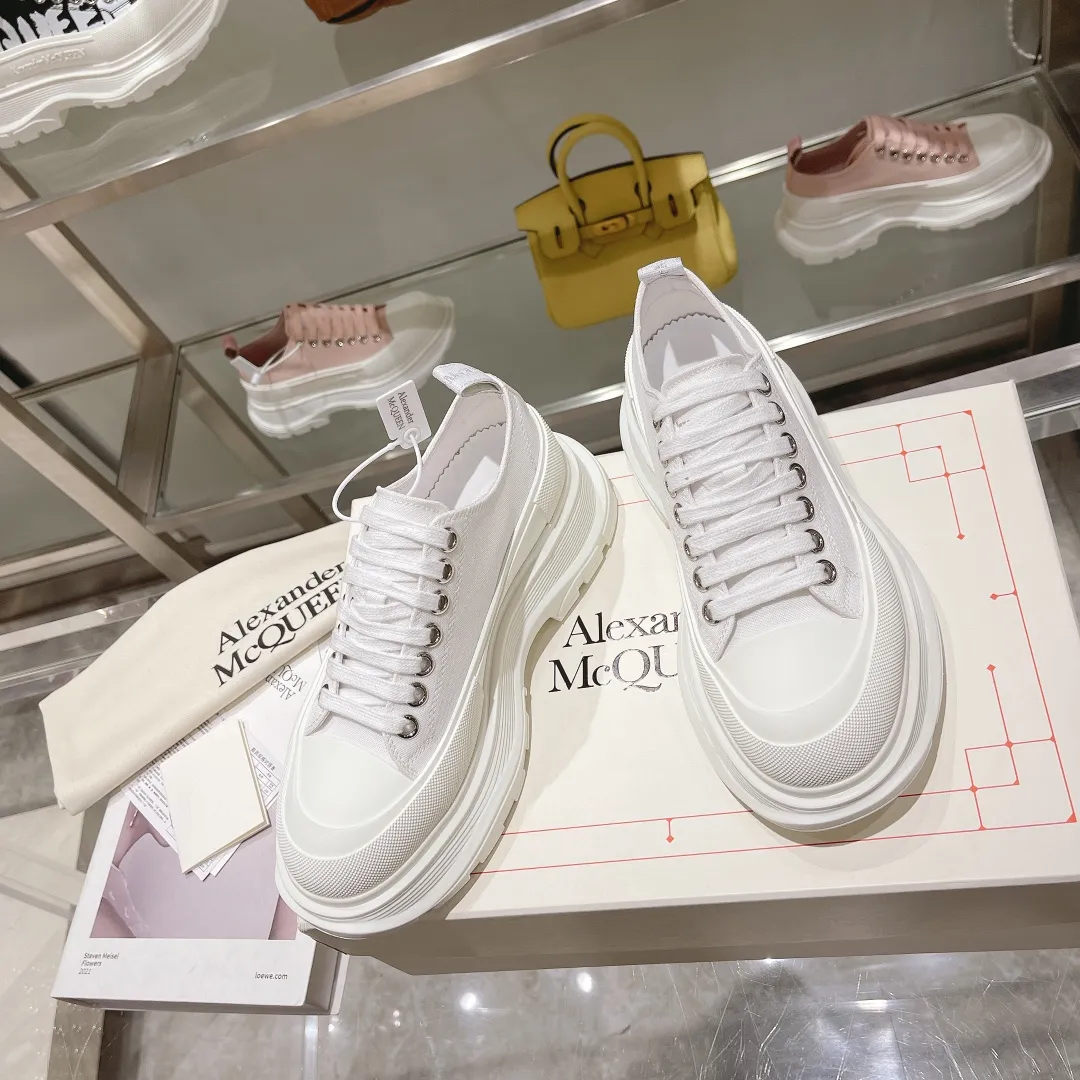 👟👟Ex-factory price 480👟👟 Hot item. Official website new colors factory direct sales! The latest version of Alexander McQueen's men's and women's couple's model is a hit👑Purchasing agent version. Original version 1:1. Fabric: original imported waterproof canvas. Lining: imported water chestnut sheepskin, strong, stain-resistant and breathable. Insole: Imported silk lining Outsole: T👟👟Ex-factory price U several layers of original combination sole (not an ordinary sole on the market) Packaging: Comes with original shoe box, cloth bag, certificate card Code number: 34-45